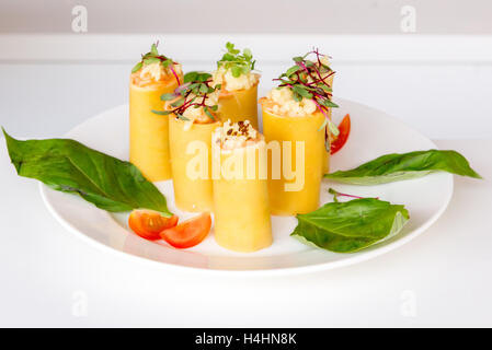 La mise en bouche - fromage rouleaux avec viande et légumes Banque D'Images