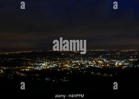 Les lumières de Huddersfield town center visible dans l'obscurité de la nuit dans le West Yorkshire. Banque D'Images