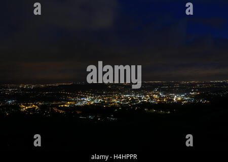 Les lumières de Huddersfield town center visible dans l'obscurité de la nuit dans le West Yorkshire. Banque D'Images