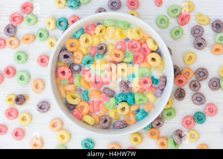 Froot Loops. Céréales de petit-déjeuner colorée Banque D'Images