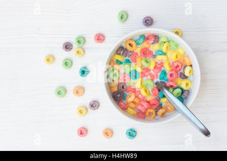 Froot Loops. Céréales de petit-déjeuner colorée Banque D'Images