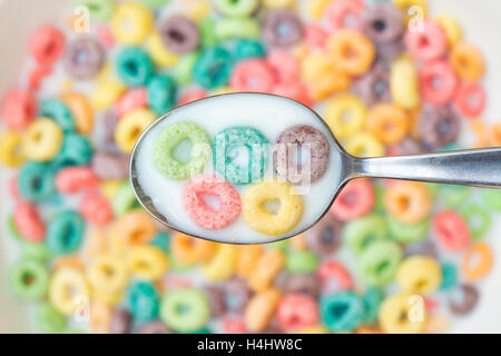 Froot Loops. Céréales de petit-déjeuner colorée Banque D'Images