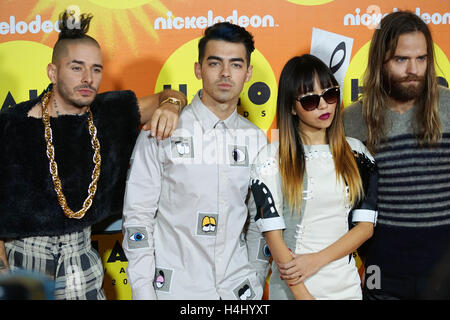 Joe Jonas et DNCE au HALO Nickelodeon Awards le 14 novembre 2015 à New York. L-R Cole Whittle, Joe Jonas, JinJoo Lee, Jack Lawless Banque D'Images