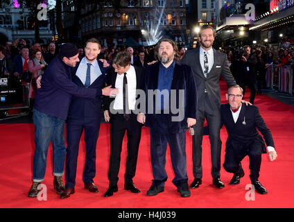 Enzo Cilenti (de gauche à droite), Jack Lea Polonski, Cillian Murphy, Ben Wheatley, Armie Hammer et Michael Smiley participant à la 60e soirée de clôture London Film Festival de projection de gala feu libre à Odéon Leicester Square, Londres. Banque D'Images