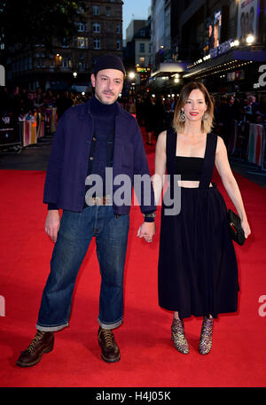 Enzo Cilenti et Sienna Guillory participant à la 60e soirée de clôture London Film Festival de projection de gala feu libre à Odéon Leicester Square, Londres. ASSOCIATION DE PRESSE Photo. Photo Date : Dimanche 16 Octobre, 2016. Crédit photo doit se lire : Ian West/PA Wire. Banque D'Images