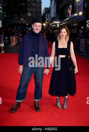 Enzo Cilenti et Sienna Guillory participant à la 60e soirée de clôture London Film Festival de projection de gala feu libre à Odéon Leicester Square, Londres. Banque D'Images