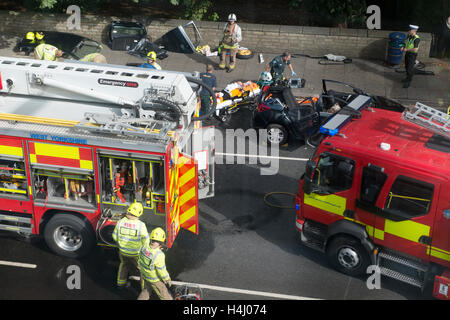 Les Services d'incendie sauvetage passager dans un accident de voiture, Bradford UK 2016 Taxi et un autre véhicule avec passager transporté à l'hôpital. Crédit : Garry Clarkson/Alamy Banque D'Images