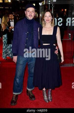 Enzo Cilenti et Sienna Guillory participant à la 60e soirée de clôture London Film Festival de projection de gala feu libre à Odéon Leicester Square, Londres. Banque D'Images