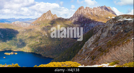 Dove lake et Cradle Mountain sur la journée ensoleillée. Le Parc National de Cradle Mountain, en Tasmanie, Australie Banque D'Images