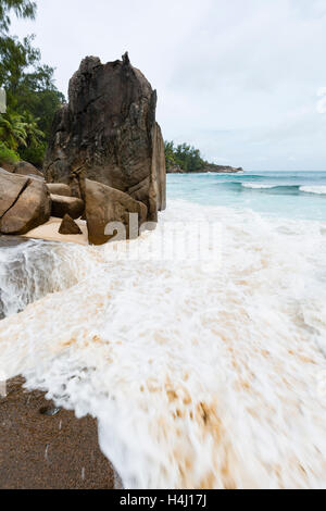 Hauteur des vagues à Anse Intendance dans le sud de Mahe, Seychelles durant une tempête Banque D'Images