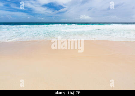 Belle Anse Intendance dans le sud de Mahe, Seychelles avec de grandes vagues Banque D'Images