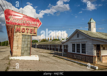 Gardenway Motel abandonné et vintage en néon sur l'historique Route 66 au Missouri Banque D'Images