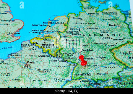 Stuttgart, Allemagne épinglée sur une carte de l'Europe. Banque D'Images