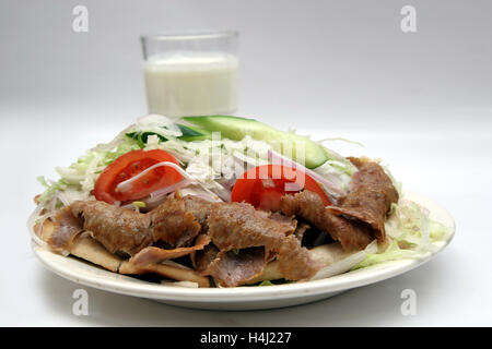 Döner Kebab, salade & ayran Banque D'Images