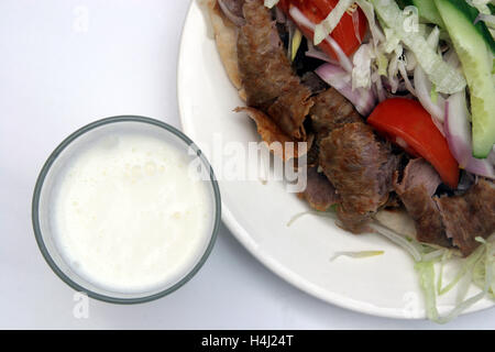 Döner Kebab, salade et ayran Banque D'Images