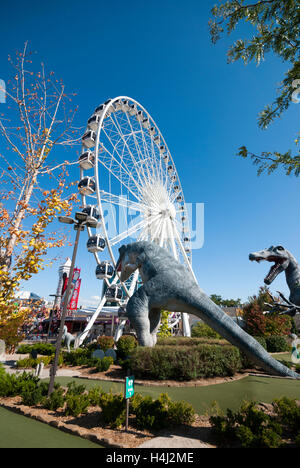 La Skywheel à côté de Dinosaur Adventure Golf a 70 000 pieds carrés à thème dinosaure mini-golf attractions de Niagara Falls Canada Banque D'Images