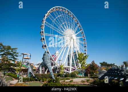 La Skywheel à côté de Dinosaur Adventure Golf a 70 000 pieds carrés à thème dinosaure mini-golf attractions de Niagara Falls Canada Banque D'Images