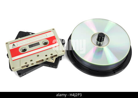 Cassettes audio et CD isolé sur fond blanc avec clipping path Banque D'Images