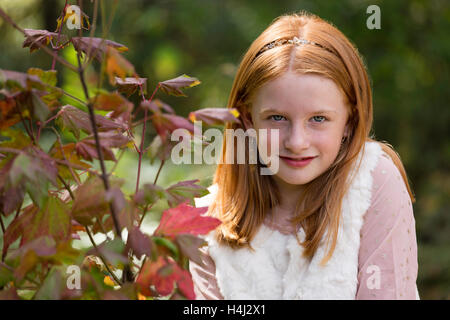 Portrait d'automne d'une adorable jeune fille rouge dirigé de rousseur face Banque D'Images