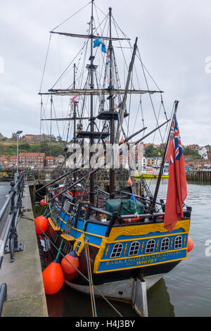 Le Bark Endeavour une réplique à petite échelle du capitaine James Cook, navire amarré au quai de New Quay Whitby Banque D'Images