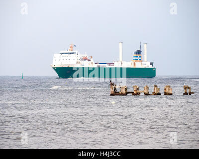 Estraden IMO : 9181077 un Roll on Roll off cargo équipé de deux mètres de haut 18 voiles de rotor arrivant à Teesport UK Banque D'Images