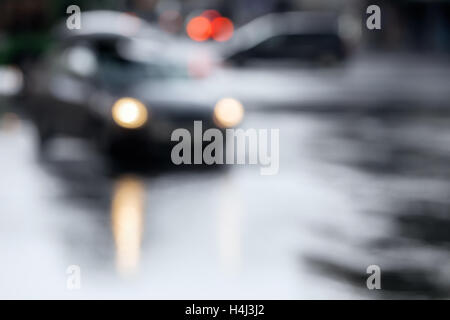 Route de la rue avec des voitures pendant la pluie. Vue brouillée par le biais de pare-brise de voiture. Banque D'Images