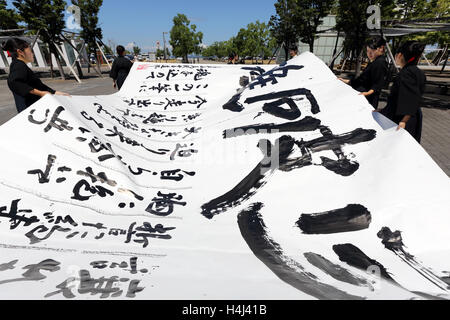 Les écolières japonaises est en compétition pour les technologies de l'écrit dans un Festival 2016 Calligraphie Kagawa. Banque D'Images