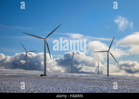 Drumderg 32 mégawatts d'éoliennes à distance dans l'hiver. Éoliennes, Scottish and Southern Energy éoliennes, sur la lande de bruyère en hiver. Drumderg Alyth, hill, Perthshire, UK Banque D'Images