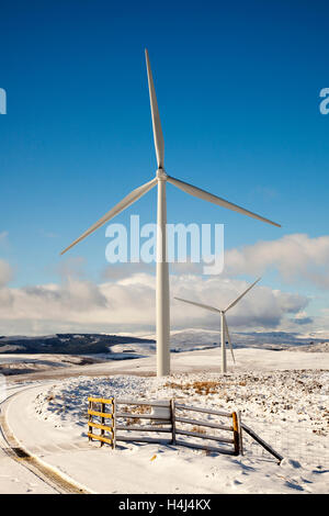 Éoliennes fonctionnant en hiver.Ecossais Drumderg 32-mégawatts parc éolien de moorland éloigné dans le froid, la neige, le verglas, les basses températures, le givrage et le temps hivernal enneigé.Éoliennes, Scottish & Southern Energy, Alyth, Perthshire, Royaume-Uni Banque D'Images