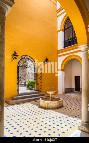 Espagne, Andalousie, province de Séville, Séville, l'Alcazaba, le Fountain court dans le Patio del Cuarto Militar Banque D'Images