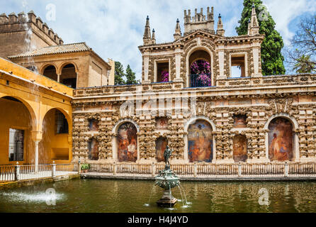 Espagne, Andalousie, Séville, l'Alcazaba, le mercure étang étang contre l'Grutesco Galerie dans l'ancien mur almohade Banque D'Images