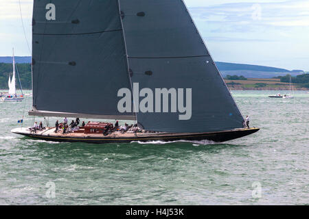 Yacht J-Class 'Rainbow' manœuvrer avant le début de la course 2 de la classe J Solent régate, Juillet 2012 Banque D'Images