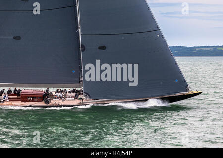 Yacht J-Class 'Rainbow' manœuvrer avant le début de la course 2 de la classe J Solent régate, Juillet 2012 Banque D'Images