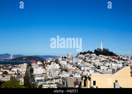 Vue sur la Coit Tower et Telegraph Hill dans le centre-ville de San Francisco, Californie, USA. Banque D'Images