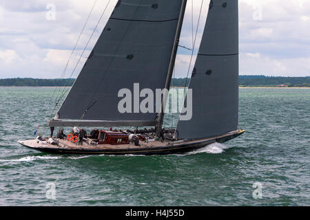 Yacht J-Class 'Rainbow' manœuvrer avant le début de la course 2 de la classe J Solent régate, Juillet 2012 Banque D'Images