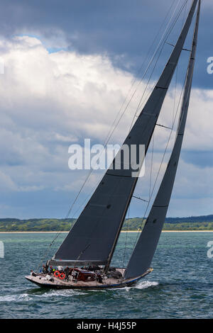 Yacht J-Class 'Rainbow' manœuvrer avant le début de la course 2 de la classe J Solent régate, Juillet 2012 Banque D'Images