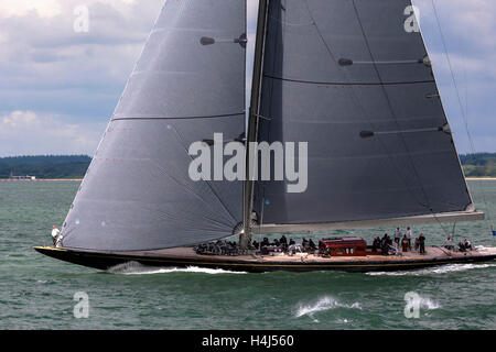 Yacht J-Class 'Rainbow' manœuvrer avant le début de la course 2 de la classe J Solent régate, Juillet 2012 Banque D'Images