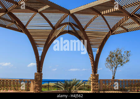 Gazebo en bois cintrées sur le bord de l'eau Banque D'Images