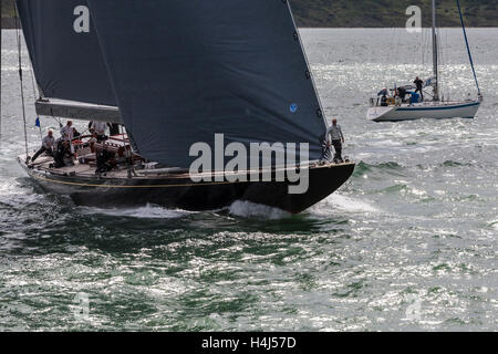 Yacht J-Class 'Rainbow' manœuvrer avant le début de la course 2 de la classe J Solent régate, Juillet 2012 Banque D'Images