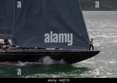 Close-up de la proue du yacht J-Class 'Rainbow' manœuvrer avant le début de la course 2 de la classe J Solent régate, Juillet 2012 Banque D'Images