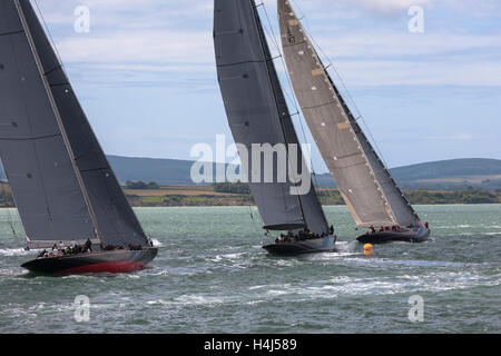 J-Class yachts 'Rainbow' (H2), 'Lion' (H1) et 'Rainbow' (JK7) manoeuvrer juste avant le départ d'une course dans le Solent Banque D'Images