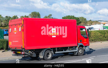 Red Royal Mail et la livraison de colis camion sur une route au Royaume-Uni. Banque D'Images