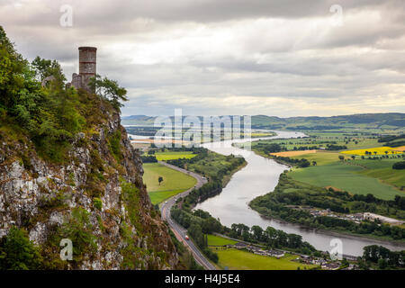 Colline de la tour de Folly ou Kinnoull du XVIIIe siècle, tour de Binn sur escarpement de falaise au-dessus de la rivière Tay et de l'A93. Monuments écossais, près de Perth, Perthshire - Ecosse, Royaume-Uni Banque D'Images