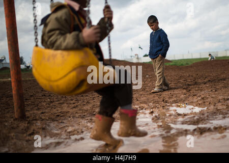 Camp de réfugiés d'ATME vie quotidienne - 19/02/2013 - Syrie / Alep / Azaz - un jeune réfugié de l'ATME, au nord de la Syrie, attend que son tour de jouer sur balance le camp de réfugiés d'Atme accueille les familles qui tentent d'échapper les querelles entre l'armée gouvernementale syrienne et l'Armée syrienne libre. Selon les autorités du camp quelques 15,000 personnes vivent dans le camp à s'inquiéter des conditions sanitaires. - Edouard Elias / le Pictorium Banque D'Images