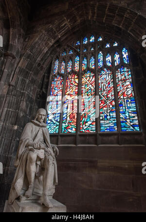 Statue de Humphrey Chetham et coloré à l'intérieur du vitrail célèbre la Cathédrale de Manchester. Banque D'Images