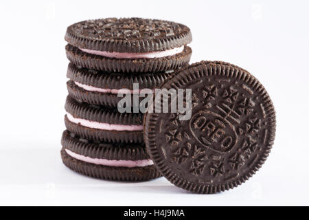 Pile de gâteau au fromage aux fraises en édition limitée de la saveur des biscuits Oreo isolé sur fond blanc Banque D'Images