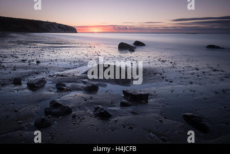 Lever du soleil sur la plage de Yaverland sur l'île de Wight Banque D'Images