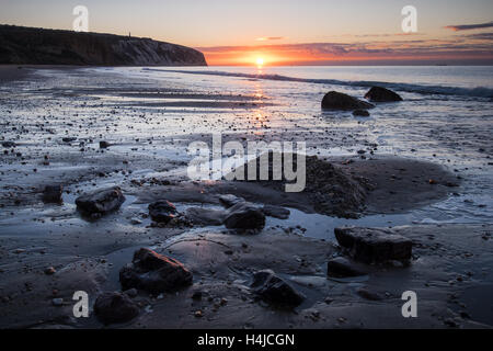 Lever du soleil sur la plage de Yaverland sur l'île de Wight Banque D'Images