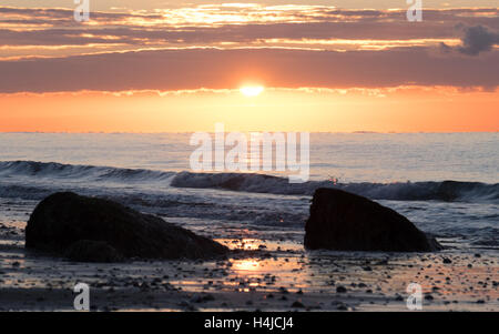 Lever du soleil sur la plage de Yaverland sur l'île de Wight Banque D'Images