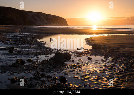 Lever du soleil sur la plage de Yaverland sur l'île de Wight Banque D'Images